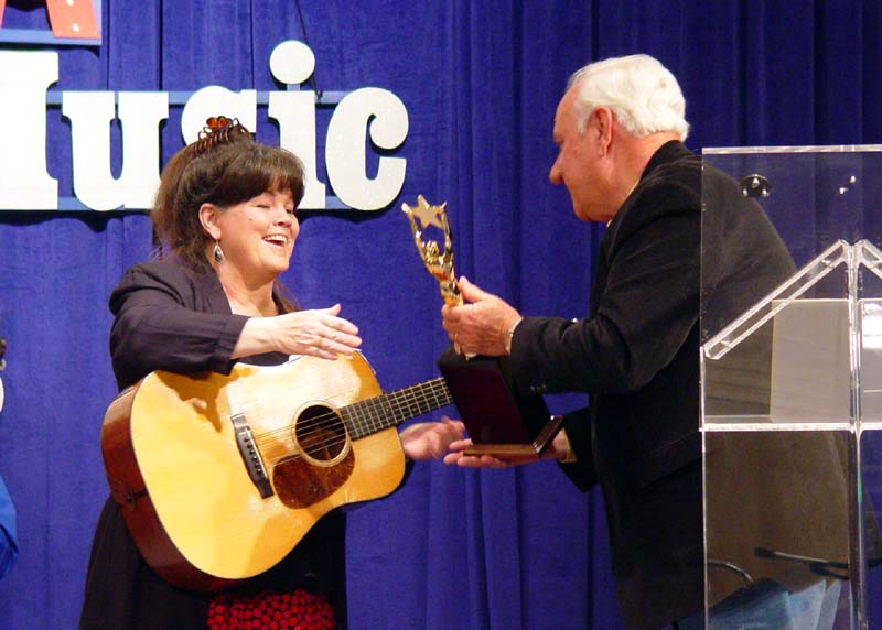 Lynn Receives Award From Len Holsclaw - Photo by Dave Roye